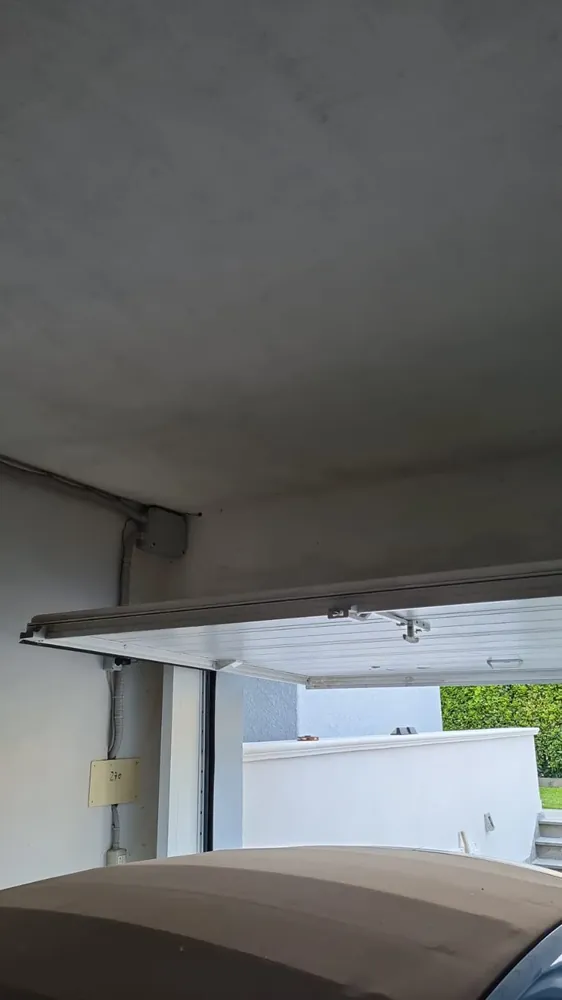 Riparazione porte basculanti ad Adria: porta basculante del garage aperta, vista dall'interno