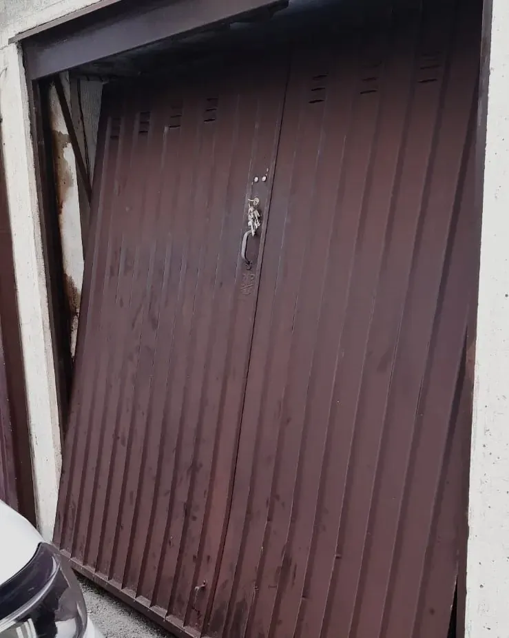 Lavoro di Eugenio in provincia di Rovigo: porta basculante del garage storta e uscita dalle guide