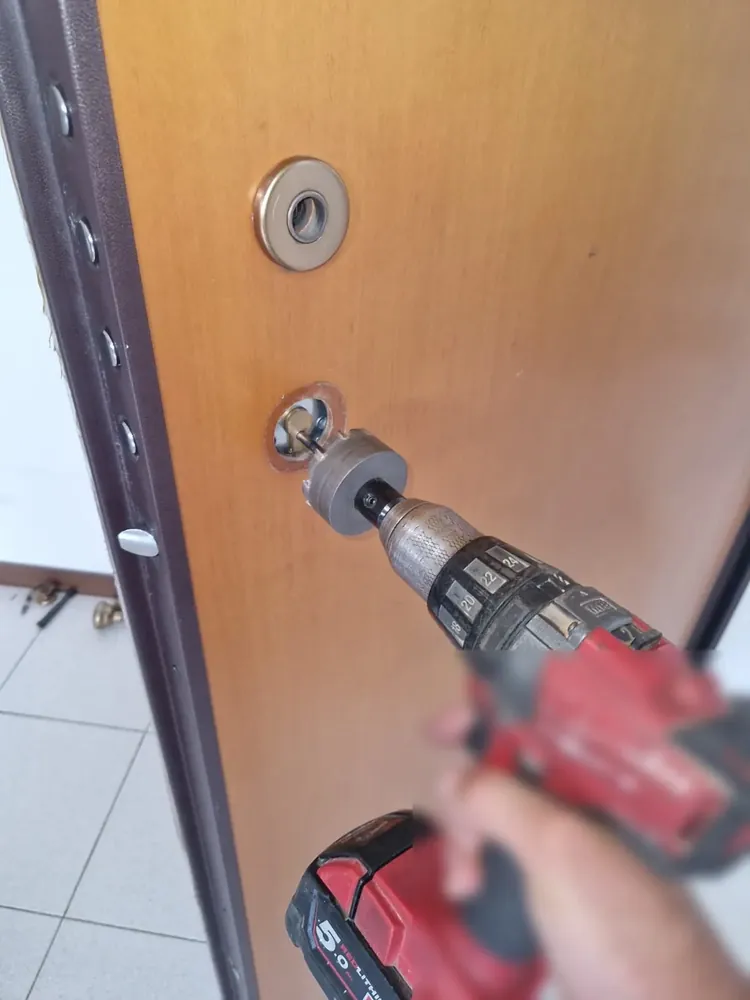 Lavoro di Eugenio ad Adria: sostituzione del cilindro di una porta blindata