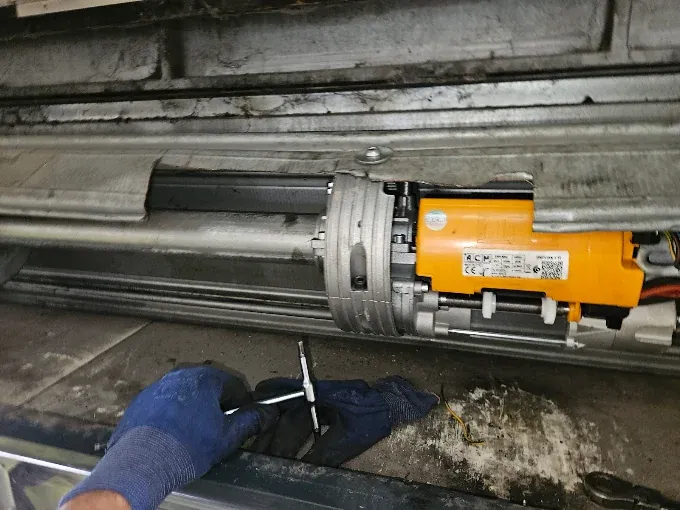 Lavoro di Eugenio in provincia di Rovigo: motore centrale di una serranda sull'albero, durante la regolazione