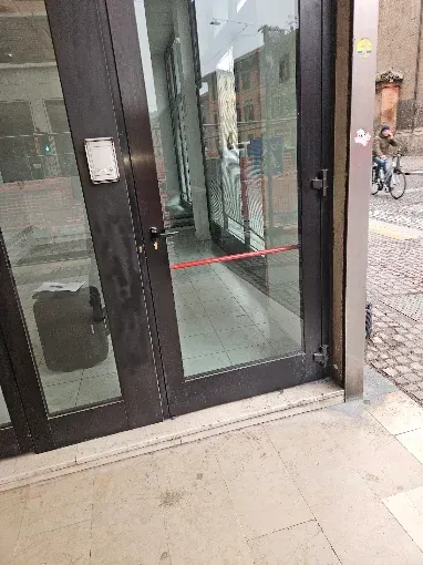 Lavoro di Eugenio a Ceneselli: porta a vetri di un negozio con maniglione antipanico