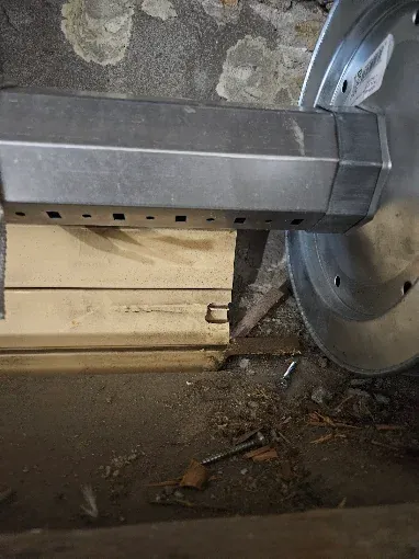 Sostituzione cinghia tapparella a Rovigo: rullo ottagonale con puleggia nel cassonetto della tapparella