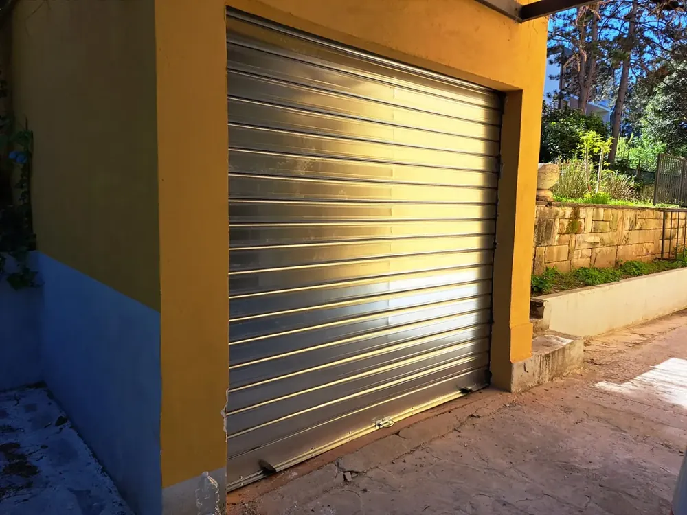 Riparazione tapparelle a Rovigo: serranda avvolgibile zincata nuova, chiusa, dopo il montaggio