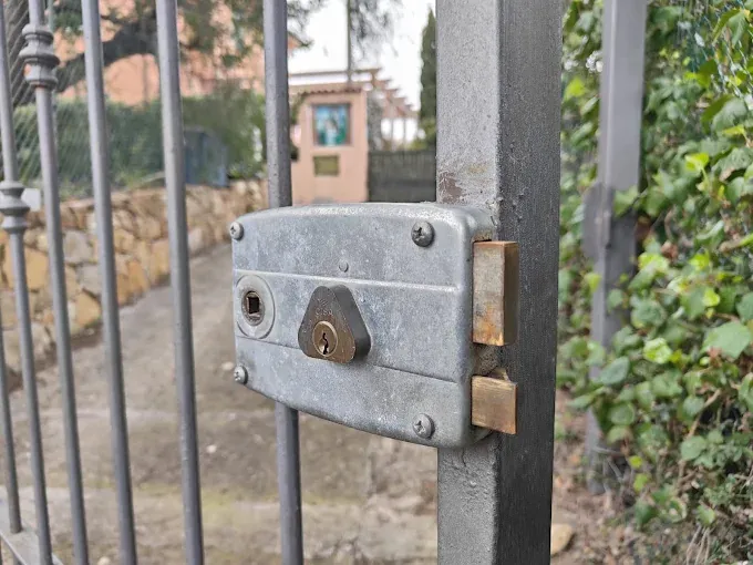 Lavoro di Eugenio a Trecenta: serratura da applicare su un cancello
