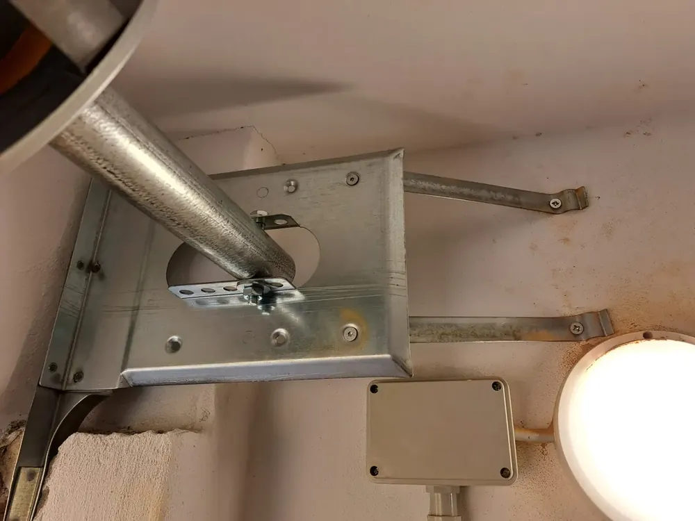 Molle portoni sezionali a Rovigo: staffa di supporto dell'albero fissata al soffitto